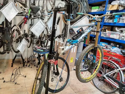 Imagen de Reaction Bikes Sevilla - Tienda Y Taller De Bicicletas Y Patinetes Eléctricos En Sevilla