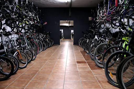 Imagen de Tienda Taller Y Párking De Bicicletas En Poblenou - Team Royal Bcn